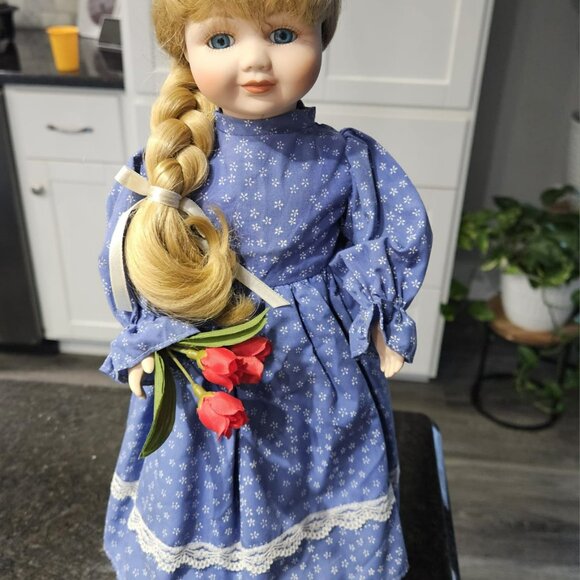 Vintage Doll Dutch Girl Jana from House of Lloyd's Christmas Around The World - Picture 3 of 4